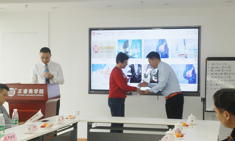 石獅市服裝產(chǎn)業(yè)聯(lián)盟、石獅市染整同業(yè)公會來我司參訪交流并赴標(biāo)桿項目德永佳參觀學(xué)習(xí)