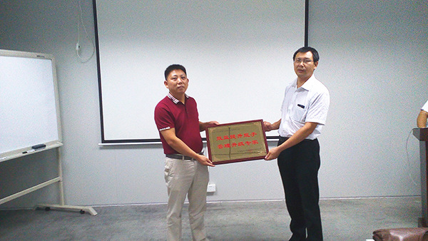 天行健贈送正睿咨詢效益提升能手，管理升級專家牌匾