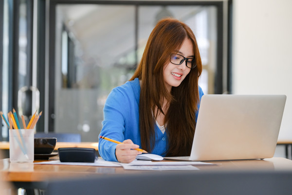 集團(tuán)管控中的財(cái)務(wù)管理：策略、風(fēng)險(xiǎn)與內(nèi)部控制