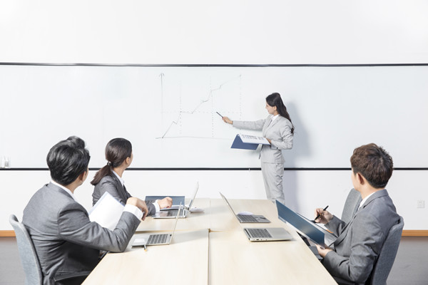 員工績效不佳時，應(yīng)采取哪些策略進(jìn)行干預(yù)與提升？