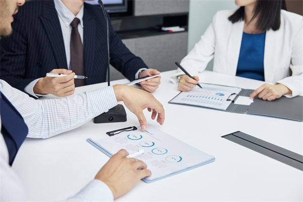 績(jī)效管理中，如何有效反饋以促進(jìn)員工持續(xù)改進(jìn)與成長(zhǎng)？