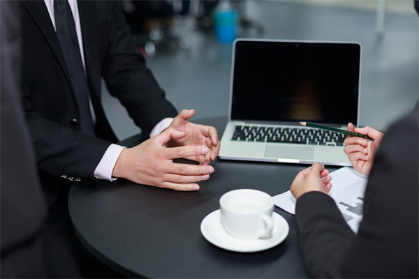 如何實(shí)施360度績(jī)效評(píng)估，確保反饋全面且客觀？