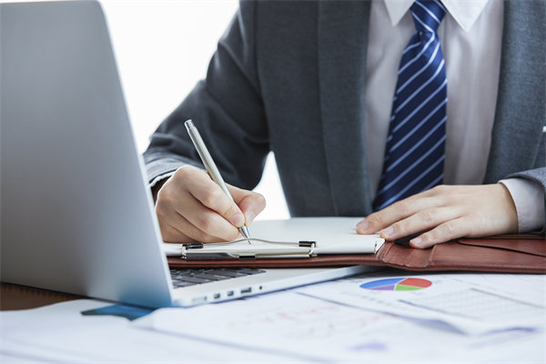 如何實(shí)施360度績(jī)效評(píng)估，確保反饋全面且客觀？