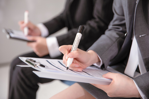 如何設(shè)計(jì)高效的組織溝通機(jī)制，確保信息暢通無(wú)阻？