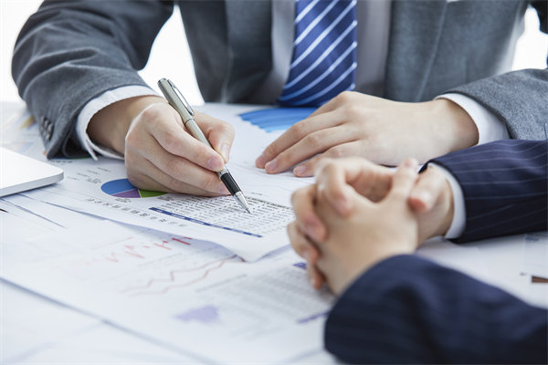 面對(duì)多元化團(tuán)隊(duì)，如何實(shí)施個(gè)性化績(jī)效評(píng)估策略？