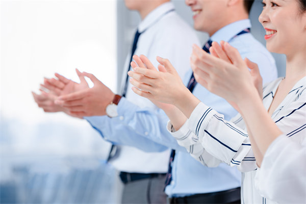 組織變革中，如何管理員工情緒與阻力，確保平穩(wěn)過渡？