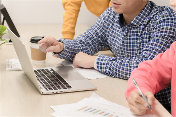 年度經(jīng)營計(jì)劃執(zhí)行過程中，如何監(jiān)控進(jìn)度與效果？