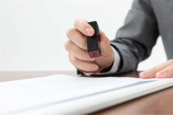 薪酬管理中如何確保合法合規(guī)，避免法律風(fēng)險(xiǎn)？