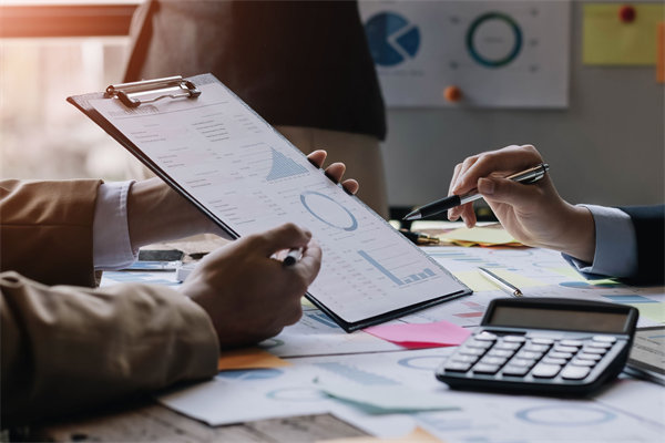 制定年度預算時，如何兼顧創(chuàng)新投入與成本控制？