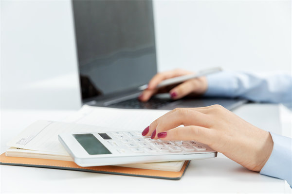 市場環(huán)境突變時，企業(yè)如何靈活調(diào)整預(yù)算策略以應(yīng)對？