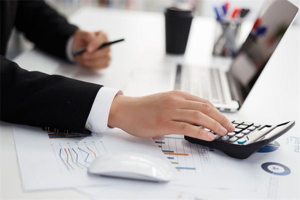 在跨部門預算協(xié)調中，如何克服溝通障礙，達成共識？