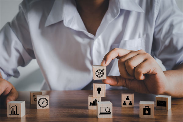 商業(yè)環(huán)境復(fù)雜多變，如何高效實(shí)施集團(tuán)全面管控策略？