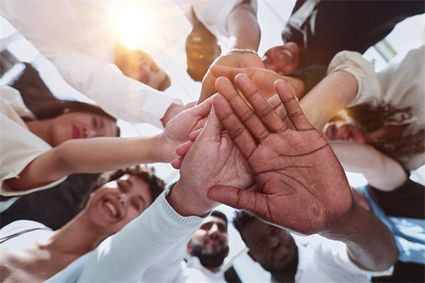 跨國企業(yè)如何管理文化差異以實(shí)現(xiàn)全球戰(zhàn)略協(xié)同？