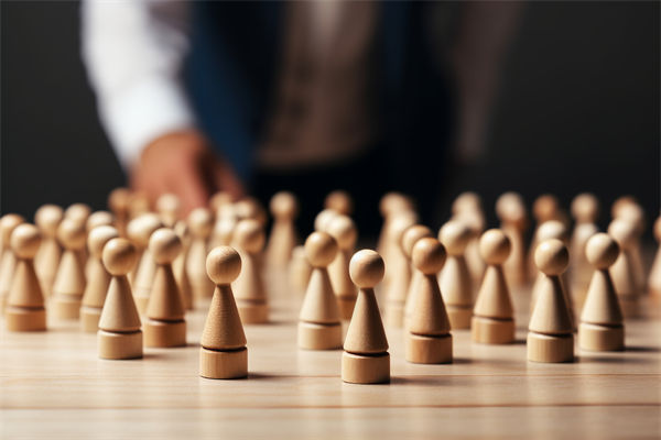 資源分配時，組織規(guī)劃如何平衡各部門需求與整體目標？