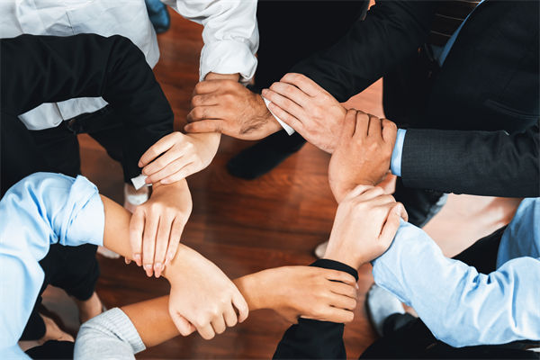 在制定企業(yè)戰(zhàn)略規(guī)劃時，如何平衡短期與長期目標(biāo)？