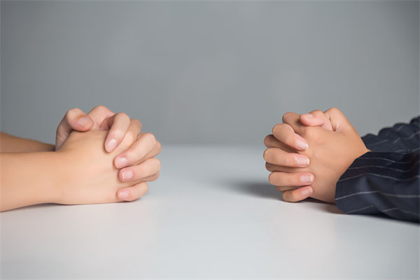 在薪酬談判中，如何把握員工的心理預(yù)期和企業(yè)底線？