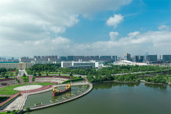 南昌戰(zhàn)略咨詢公司如何為企業(yè)定制長(zhǎng)遠(yuǎn)發(fā)展規(guī)劃？