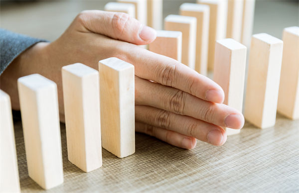 在年度經(jīng)營計劃中，如何有效識別并應(yīng)對潛在風(fēng)險？