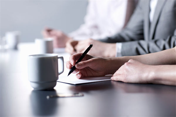 績效不佳員工薪酬調(diào)整策略，如何避免士氣低落？