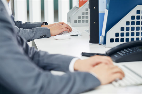 在組織變革中，如何確保員工順利過渡并減少負(fù)面影響？