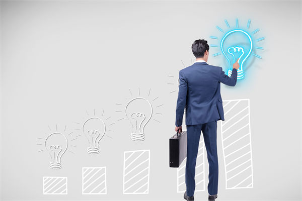 如何通過(guò)預(yù)算分析，識(shí)別企業(yè)運(yùn)營(yíng)中的潛在風(fēng)險(xiǎn)與機(jī)遇？