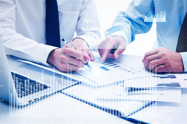 如何通過(guò)預(yù)算分析，識(shí)別企業(yè)運(yùn)營(yíng)中的潛在風(fēng)險(xiǎn)與機(jī)遇？