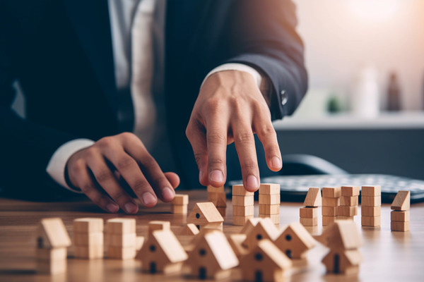 面對(duì)復(fù)雜市場(chǎng)環(huán)境，集團(tuán)管控咨詢?nèi)绾未_保企業(yè)穩(wěn)健前行？