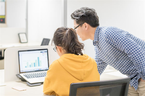 員工績效不佳，是應(yīng)該立即解雇還是給予改進(jìn)機(jī)會？