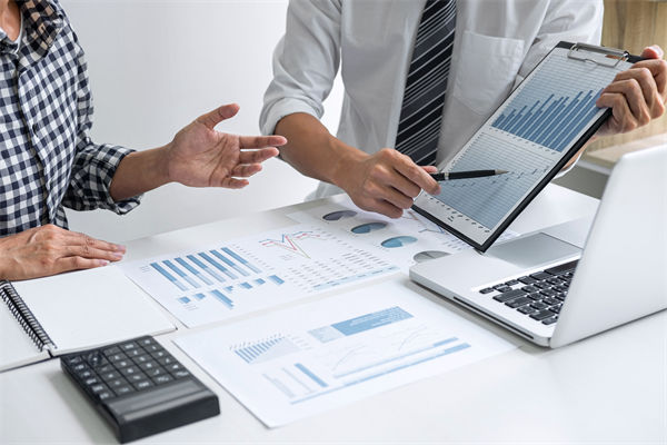 在滾動(dòng)預(yù)算模式下，如何確保預(yù)算的連續(xù)性和前瞻性？