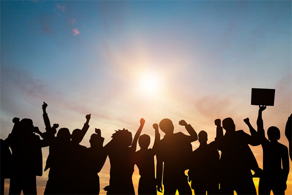 多家公司通知帶薪放假看閱兵，績效管理有何啟示？